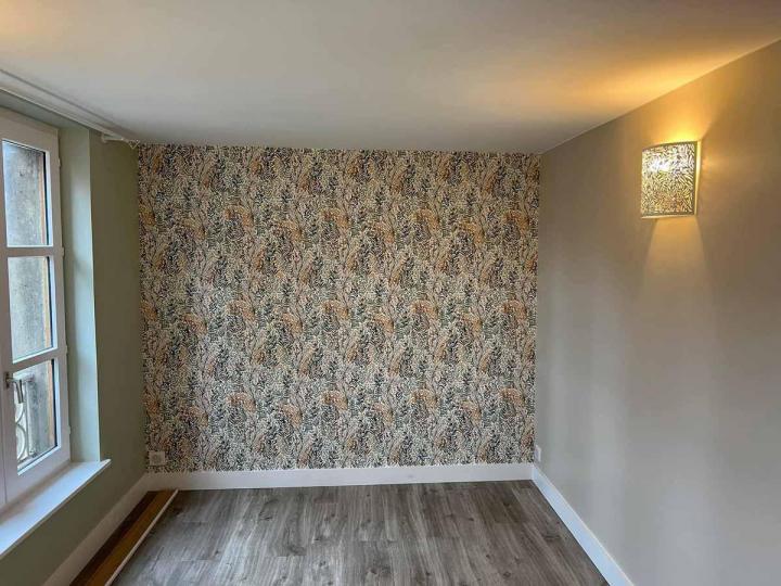 Donnez une nouvelle dimension esthétique à vos murs grâce à la pose de papiers peints.